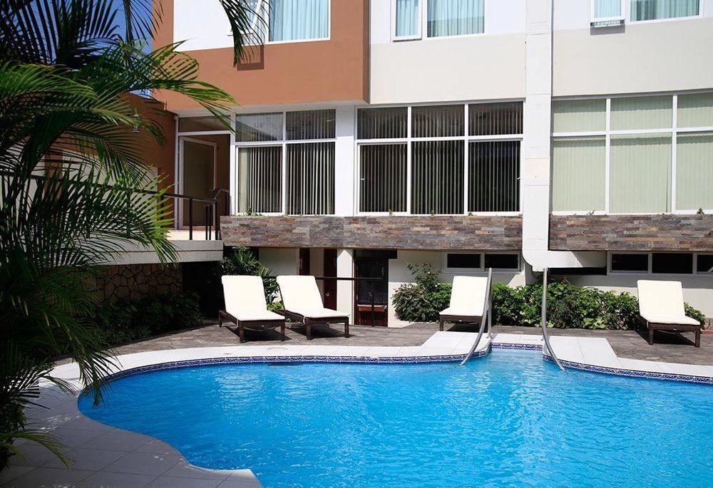Hotel El Gran Marques Trujillo Bagian luar foto